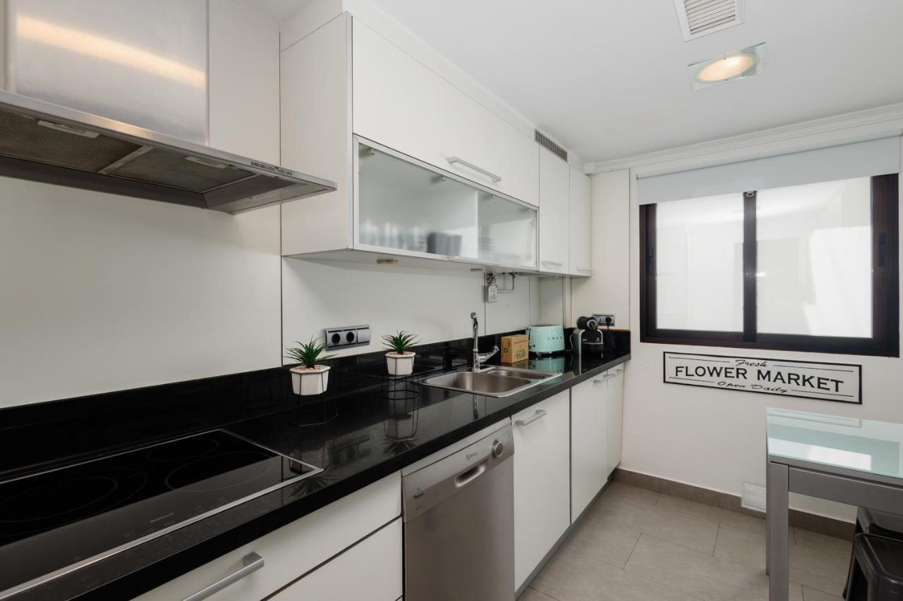 In The Historic Center Of Malaga, Very Close To The Beach And The Ave Train Station, With Private Parking Екстер'єр фото