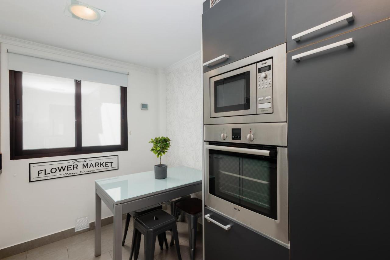 In The Historic Center Of Malaga, Very Close To The Beach And The Ave Train Station, With Private Parking Екстер'єр фото
